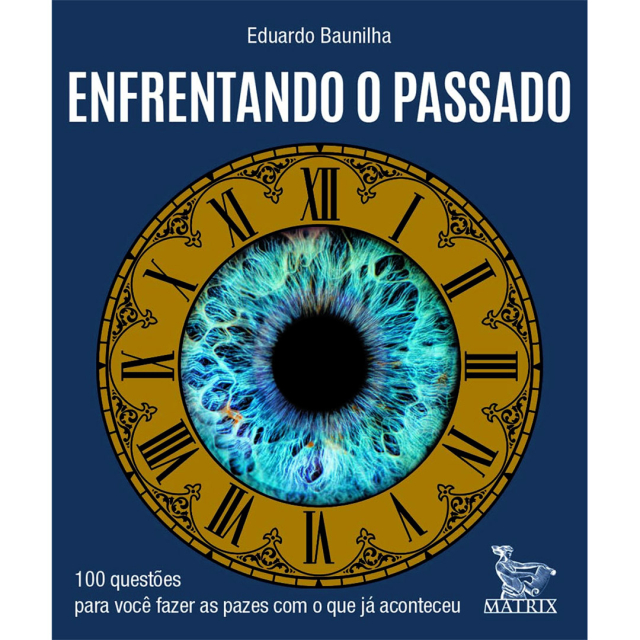 Capa do livro-caixinha Enfrentando o Passado, de Eduardo Baunilha, publicado pela editora Matrix. Apresenta um relógio com algarismos romanos, cujo centro mostra a íris e a pupila de um olho azul.