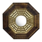 Quadro Feng Shui Baguá com espelho circular no centro. Possui moldura de madeira e símbolo Baguá dourado em autorrelevo.